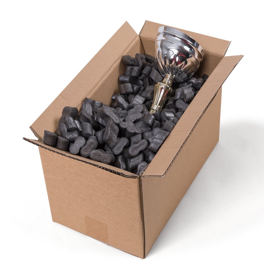 Die schwarzen flo-pak Verpackungschips wirken besonders edel und bieten perfekten Polsterschutz Die schwarzen flo-pak Verpackungschips wirken besonders edel und bieten perfekten Polsterschutz