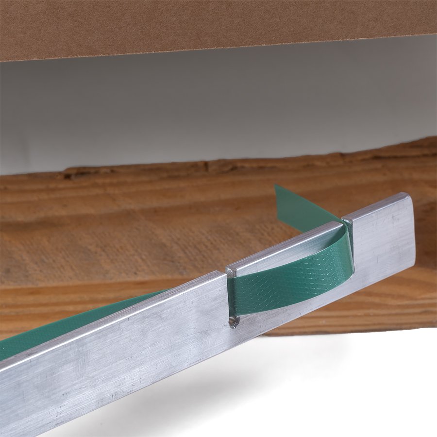 In den Einkerbungen an der Spitze der Umreifungslanze wird das Band einfach befestigt