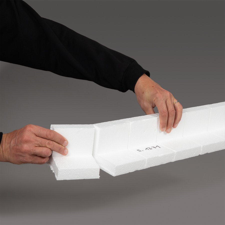 Die Segmente der Kantenschutzleiste lassen sich einfach nach Bedarf abbrechen. Die Segmente der Kantenschutzleiste lassen sich einfach nach Bedarf abbrechen.