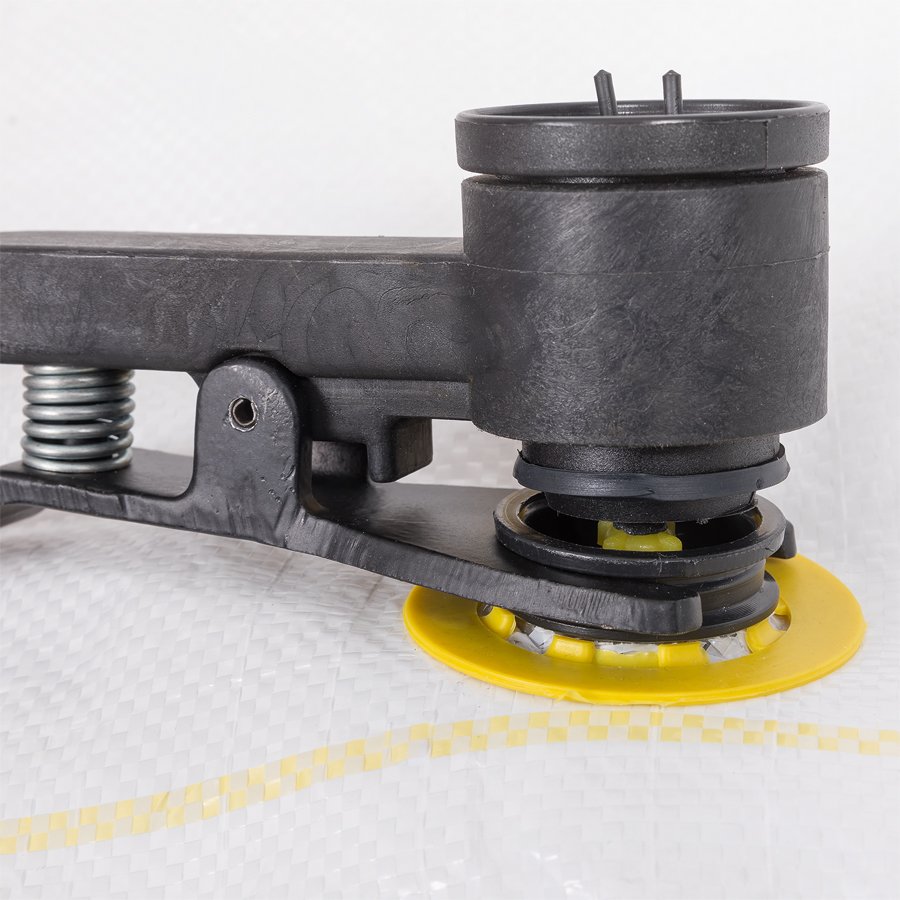 Einmal auf dem Stausack-Ventil platziert verhindert die Gabelzange ein Verrutschen während des Befüllvorgangs Einmal auf dem Stausack-Ventil platziert verhindert die Gabelzange ein Verrutschen während des Befüllvorgangs