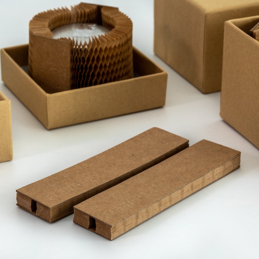 Flach zusammengelegt ist die Hülle sehr platzsparend, beim Auseinanderziehen entfaltet sie ihr volles Volumen Flach zusammengelegt ist die Hülle sehr platzsparend, beim Auseinanderziehen entfaltet sie ihr volles Volumen