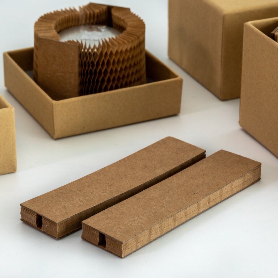 Flach zusammengelegt ist die Hülle sehr platzsparend, beim Auseinanderziehen entfaltet sie ihr volles Volumen Flach zusammengelegt ist die Hülle sehr platzsparend, beim Auseinanderziehen entfaltet sie ihr volles Volumen