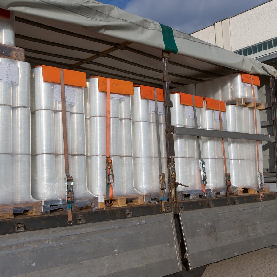 Beim Sichern mit Umreifungsband verhindern die Kantenschutzleisten Druckstellen und Einschneiden Beim Sichern mit Umreifungsband verhindern die Kantenschutzleisten Druckstellen und Einschneiden