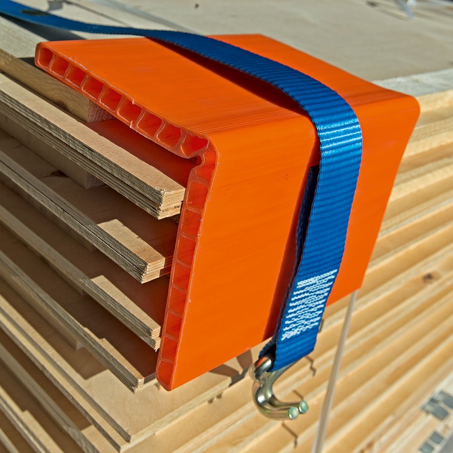 Beim Sichern mit Umreifungsband verhindern die Kantenschutzleisten Druckstellen und Einschneiden Beim Sichern mit Umreifungsband verhindern die Kantenschutzleisten Druckstellen und Einschneiden