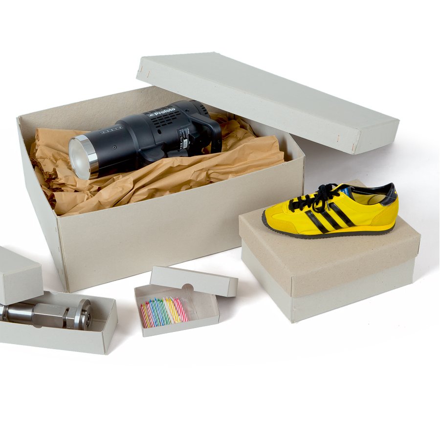 Stülpdeckelkartons eignen sich für den Versand leichter und flacher Produkte wie Drucksachen oder Textilien Stülpdeckelkartons eignen sich für den Versand leichter und flacher Produkte wie Drucksachen oder Textilien