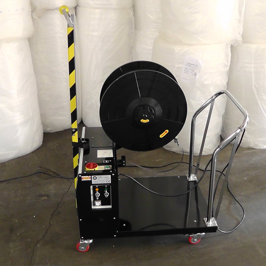 Die fahrbare Paletten-Umreifungsmaschine umreift auf Knopfdruck - das spart Zeit, Kraft und Nerven Die fahrbare Paletten-Umreifungsmaschine umreift auf Knopfdruck - das spart Zeit, Kraft und Nerven