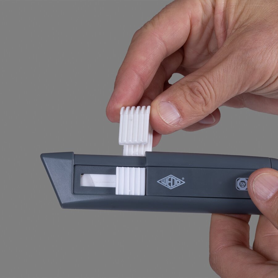 Zum Wechseln der Klinge den Klingenschieber einfach nach oben abziehen