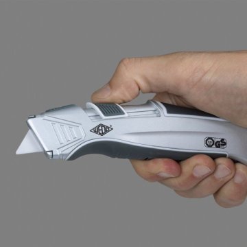 Die schneidstarke Keramikklinge zieht sich automatisch zurück, sobald der Klingenschieber losgelassen wird