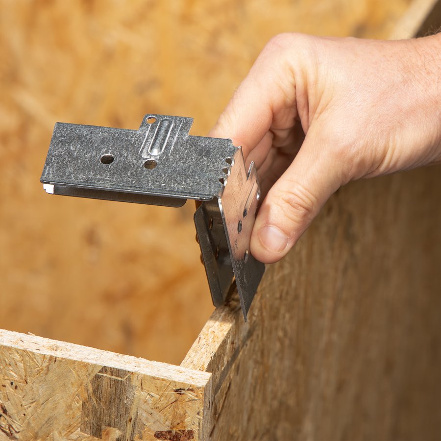 Auf den Seiten werden danach erneut Metallecken aufgesteckt... Auf den Seiten werden danach erneut Metallecken aufgesteckt...