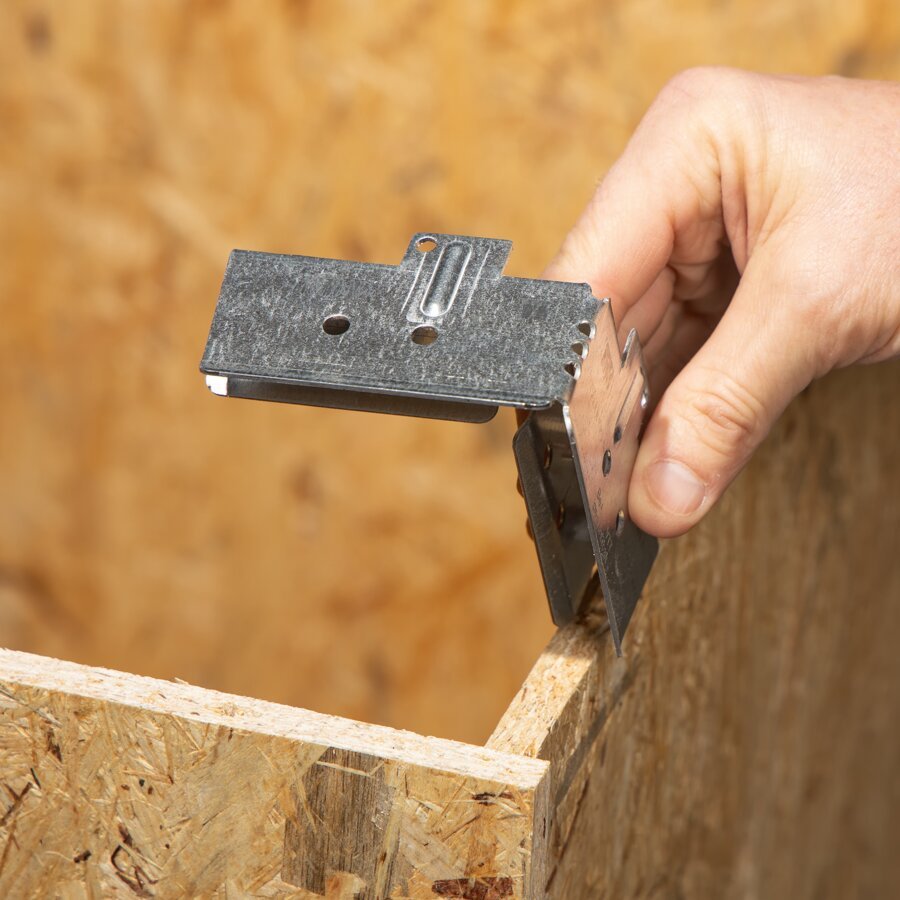 Auf den Seiten werden danach erneut Metallecken aufgesteckt... Auf den Seiten werden danach erneut Metallecken aufgesteckt...
