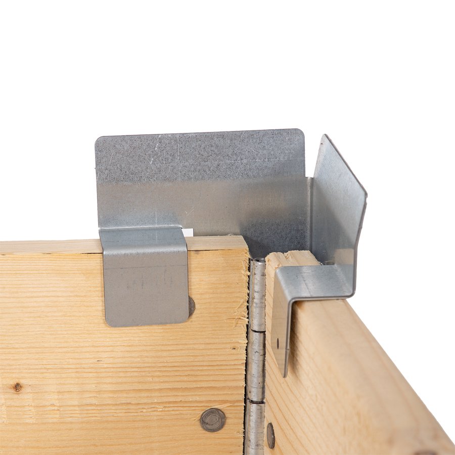 Einfach auf die jeweilige Rahmenecke aufzustecken und bei Bedarf zusätzlich mit Schrauben zu befestigen Einfach auf die jeweilige Rahmenecke aufzustecken und bei Bedarf zusätzlich mit Schrauben zu befestigen