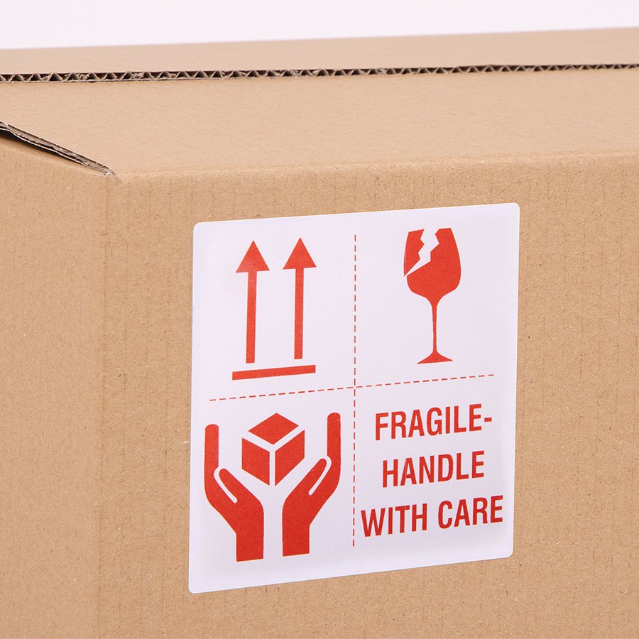 Warnsymbole sind sofort sichtbar Aufgeklebtes Etikett auf Karton