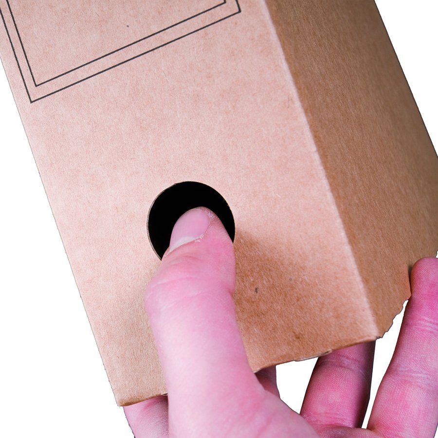 Grifflöcher für eine einfache Handhabung und schelle Entnahme (z.B. aus einem Regal) Grifflöcher für eine einfache Handhabung und schelle Entnahme (z.B. aus einem Regal)