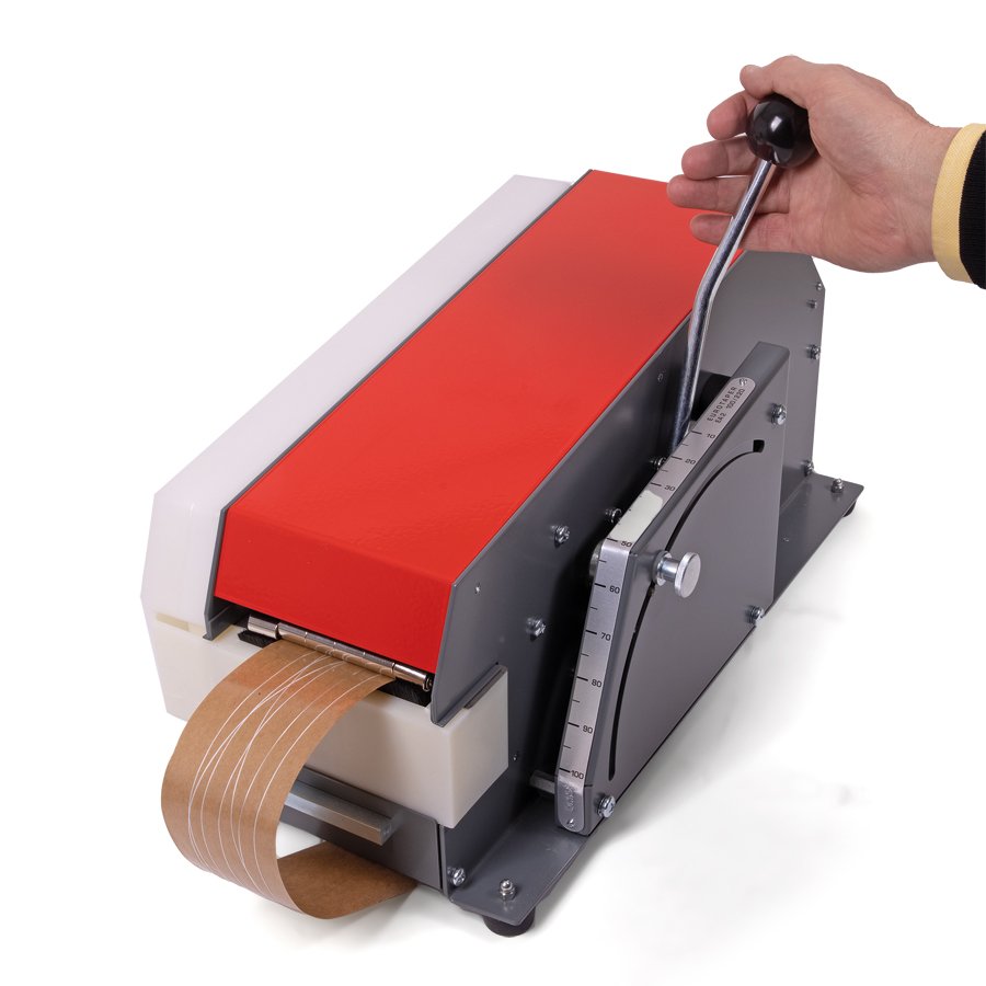 Durch Ziehen des Handhebels wird der Klebestreifen abgeschnitten Durch Ziehen des Handhebels wird der Klebestreifen abgeschnitten