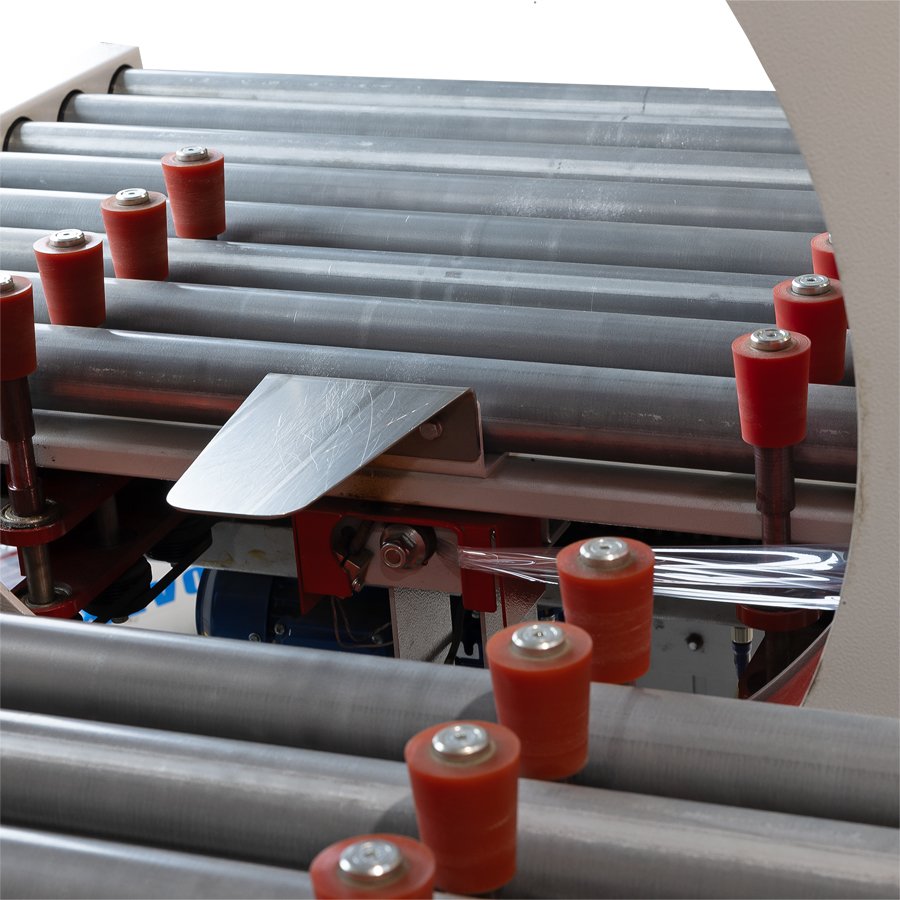 Die Folie wird in der Mitte zugefhrt und verarbeitet