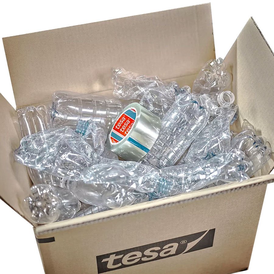 Alter Kunststoff aus PET-Flaschen wird wiederverwendet Alter Kunststoff aus PET-Flaschen wird wiederverwendet