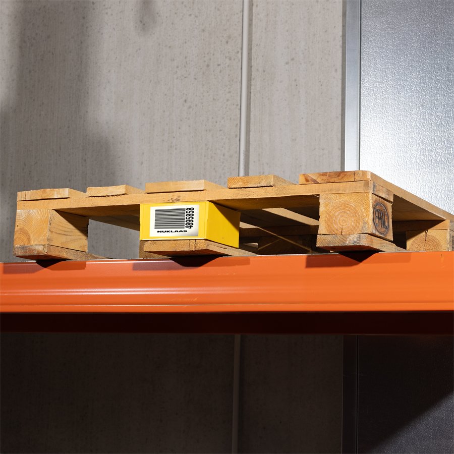 Für einfache Beschriftung der Palette im Regal am Mittelfuß Palettenspange an Mittelfuß einer Palette im Regal