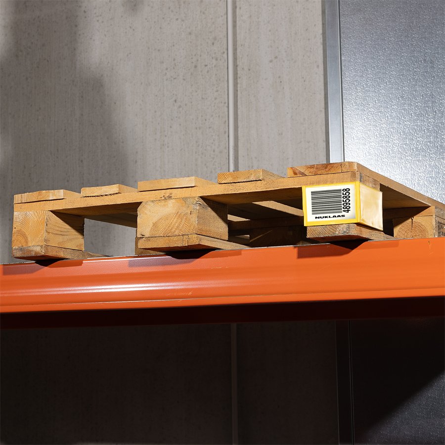 Für einfache Beschriftung der Palette im Regal am Seitenfuß Palettenspange an Seitenfuß einer Palette im Regal