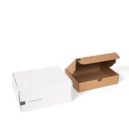 Klappschachteln mit Selbstklebeverschluss & Aufreißfaden - sicher & einfach zu öffnen. Klappschachteln aus Wellpappe mit Selbstklebeverschluss und Aufreißfaden, eine geöffnet, eine geschlossen.