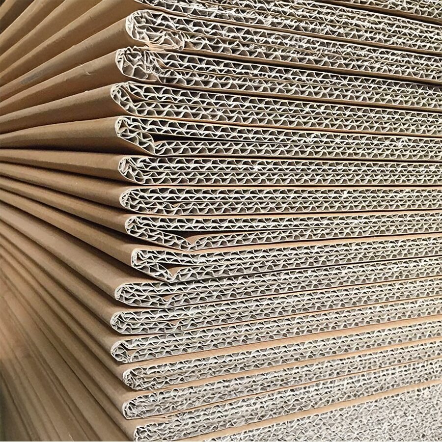 Die Endlos-Wellpappe liegt gefaltet auf der Palette und spart somit wertvollen Lagerplatz