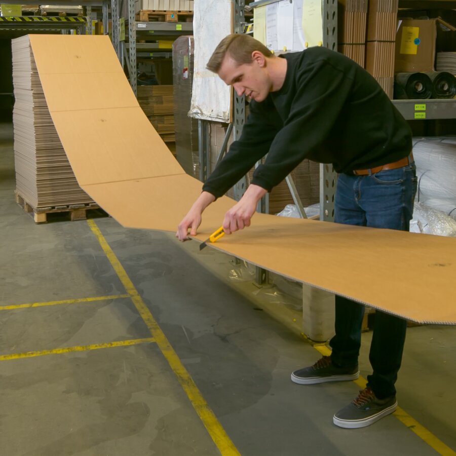 Endloswellpappe gibt es in verschieden Breiten, sie wird in ZickZack-Lagen gefaltet auf Paletten angeliefert