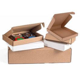 Versandkartons in verschiedenen Größen und Farben. Verschiedene Versandkartons in Braun und Weiß, einer geöffnet mit Inhalt.