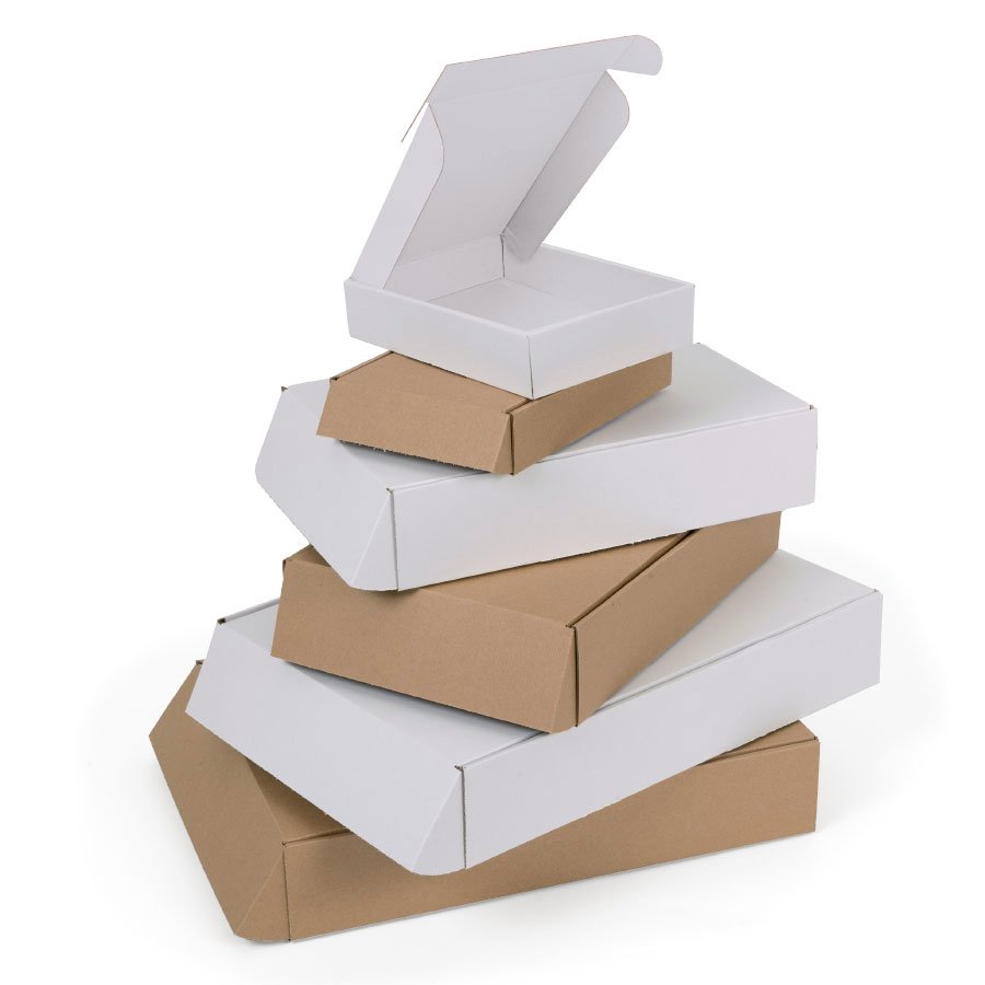 Stapel von weien und braunen Versandkartons in verschiedenen Gren mit ffnung an der kurzen Seite