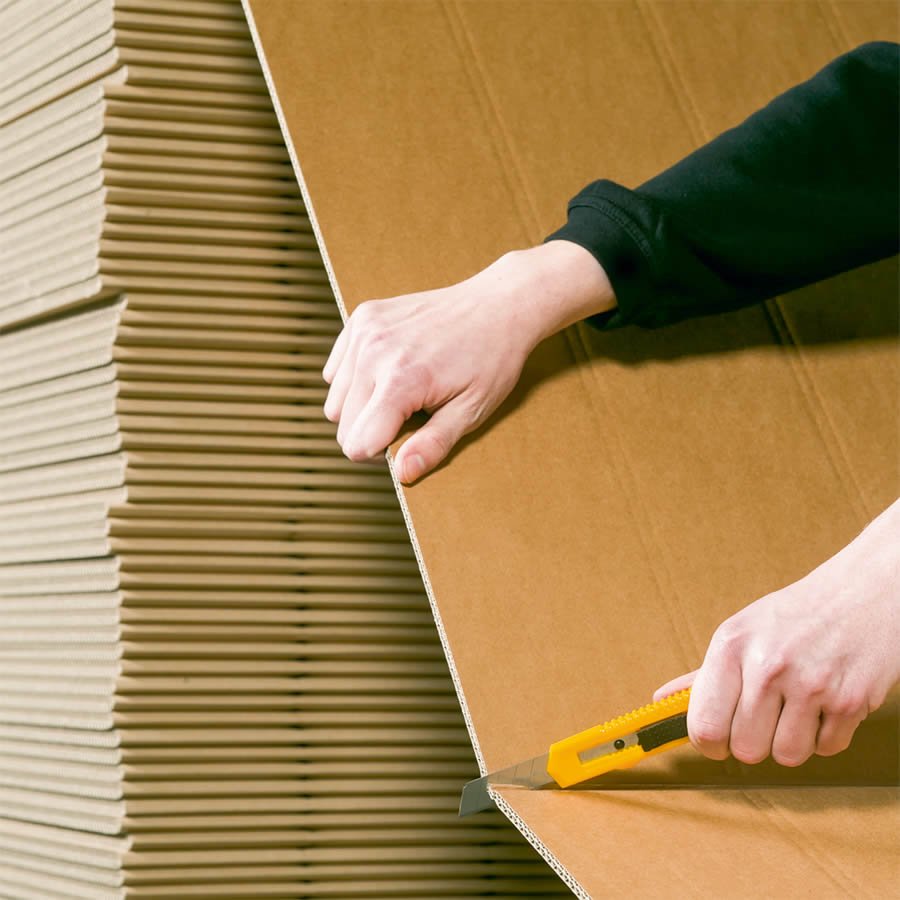 Mit einem Cuttermesser lässt sich die Wellpappe einfach auf die gewünschte Länge zuschneiden Mit einem Cuttermesser lässt sich die Wellpappe einfach auf die gewünschte Länge zuschneiden