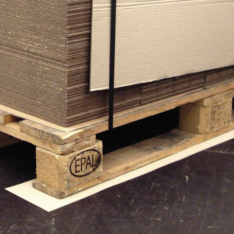 Wellpappbögen auf einer EPAL-Holzpalette - optimal gesichert! Wellpappbögen auf einer Palette - gesichert mit Antirutschpapier und Umreifungsband