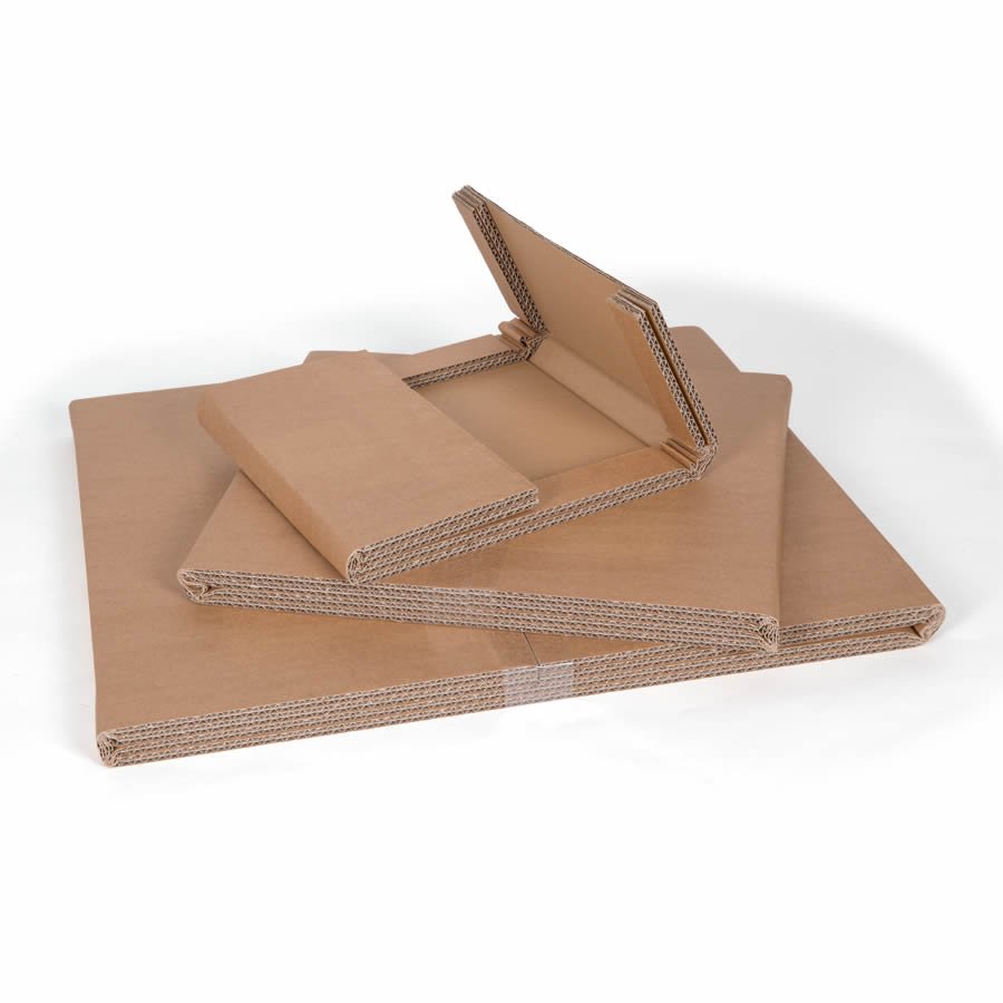 Flache Verpackung aus geritzter und gerillter Wellpappe in verschiedenen Formaten Flache Verpackung aus geritzter und gerillter Wellpappe in verschiedenen Formaten