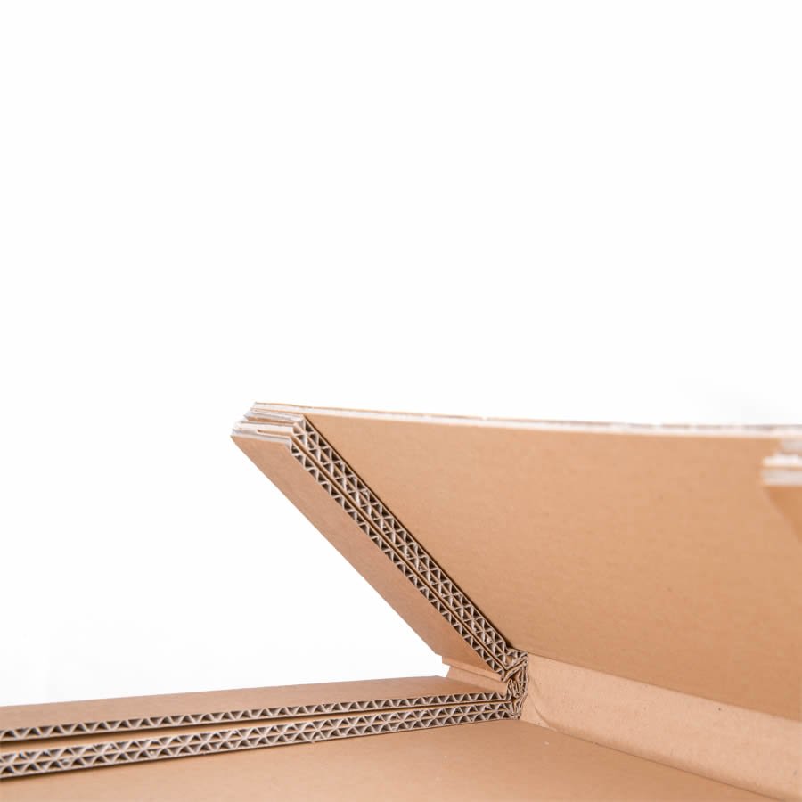 Gut gepolsterte Kanten: Die Wellpappe wird von außen mehrfach im Zickzack übereinander gefaltet Gut gepolsterte Kanten: Die Wellpappe wird von außen mehrfach im Zickzack übereinander gefaltet