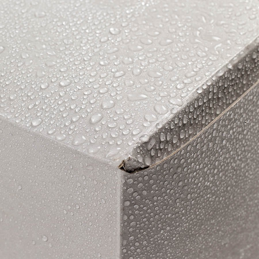 Wasser und Feuchtigkeit perlen an der beschichteten Oberfläche ab Wasser und Feuchtigkeit perlen an der beschichteten Oberfläche ab