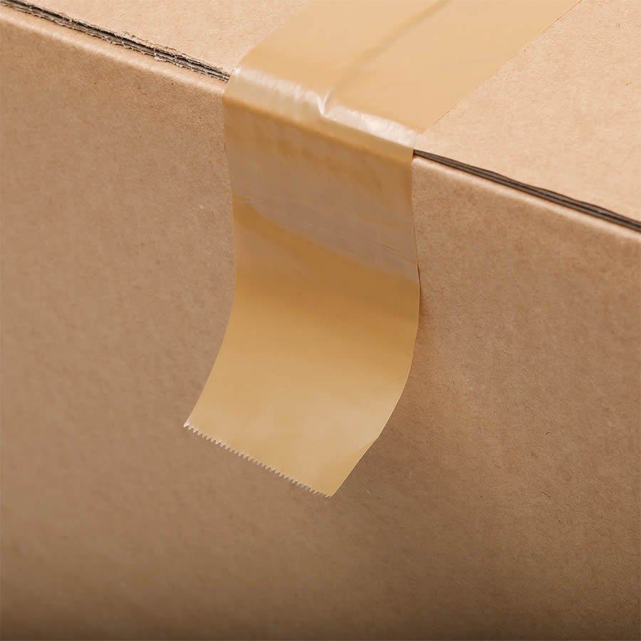 Durch den speziellen High-Tack Kleber mit hoher Anfangsklebkraft lösen sich die Bandenden nicht vom Karton ab Durch den speziellen High-Tack Kleber mit hoher Anfangsklebkraft lösen sich die Bandenden nicht vom Karton ab