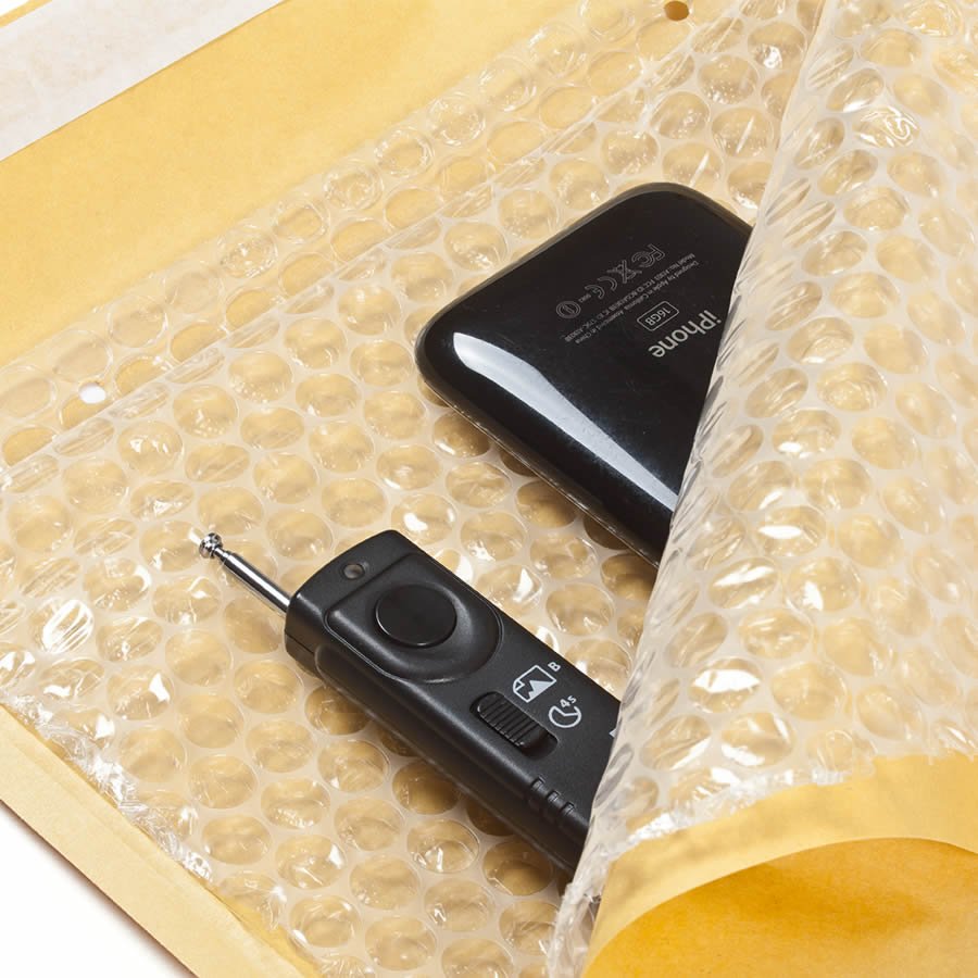 Die stoßdämpfende Luftpolsterfolie auf beiden Innenseiten schützt vor Schäden durch Stöße oder Kratzer Die stoßdämpfende Luftpolsterfolie auf beiden Innenseiten schützt vor Schäden durch Stöße oder Kratzer