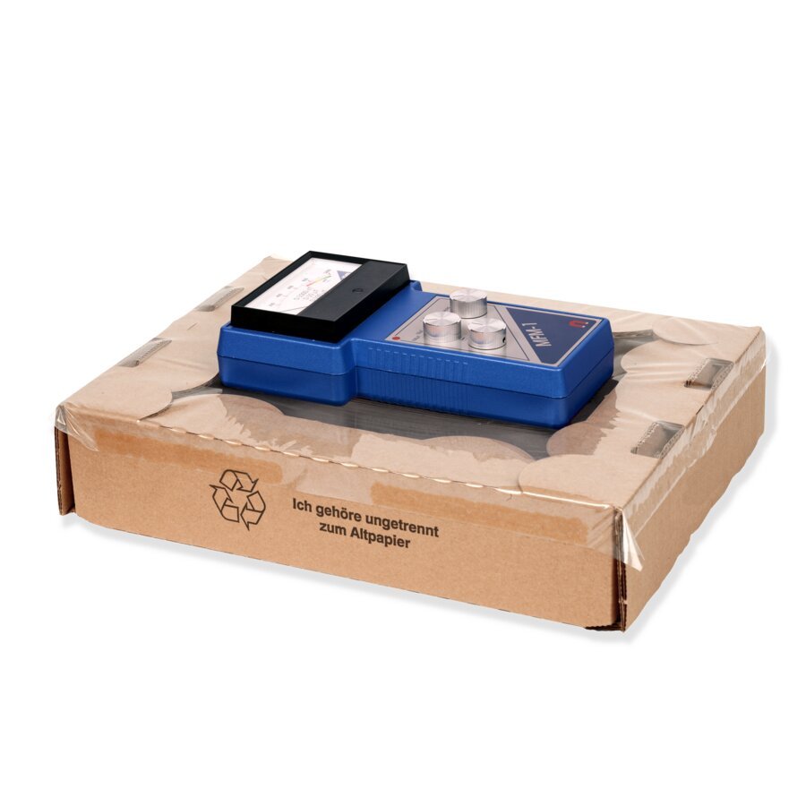 Packgut wird mit Membranverpackung in den passenden Umkarton gelegt...