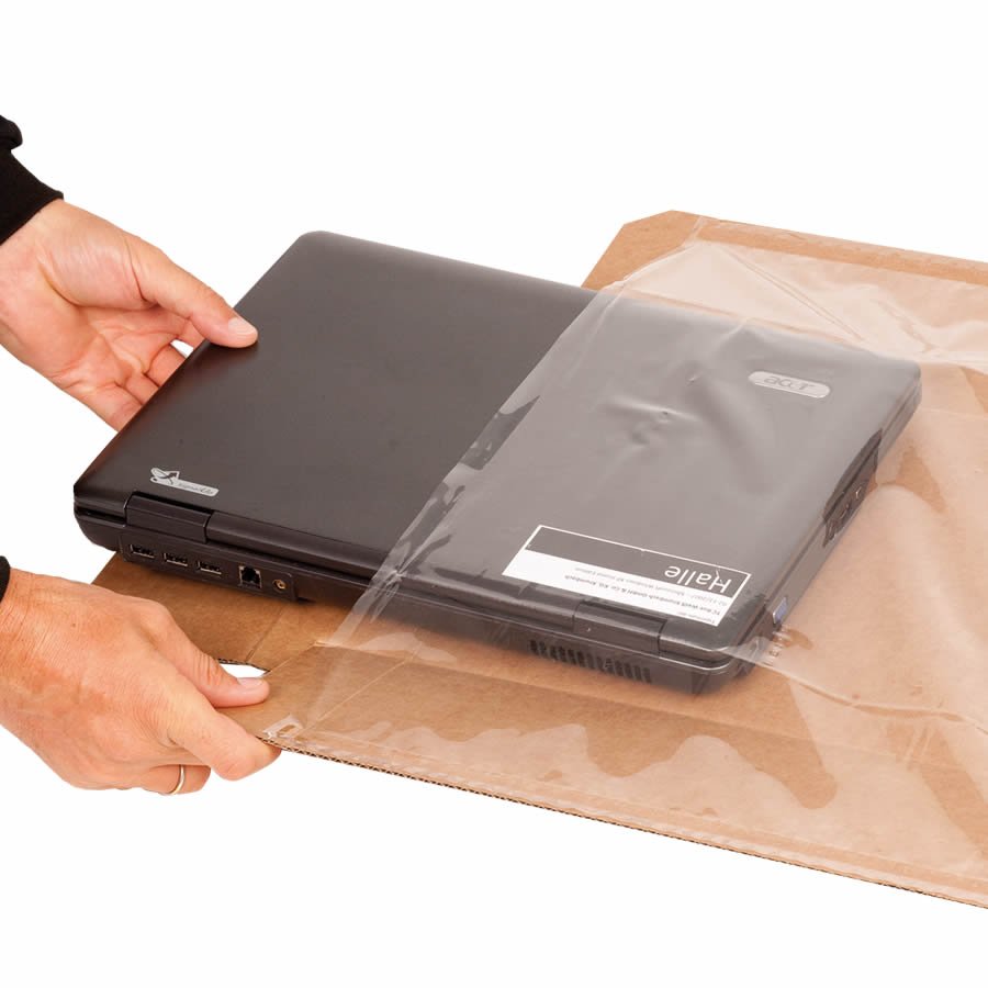 Packgut in die Folie einlegen... Packgut in die Folie einlegen...