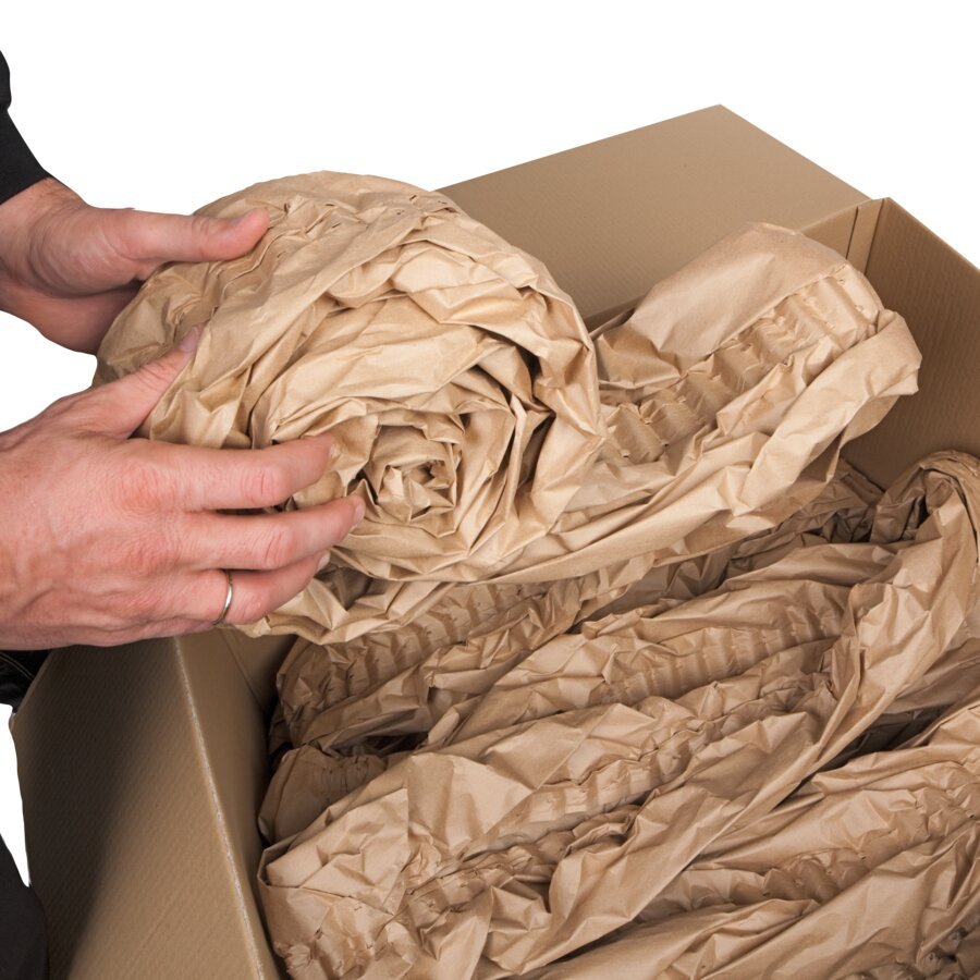 Manuelles Wickeln der Endlos-Papierpolster zu einzelnen Polstern