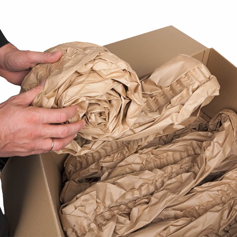 Manuelles Wickeln der Endlos-Papierpolster zu einzelnen Polstern Manuelles Wickeln der Endlos-Papierpolster zu einzelnen Polstern