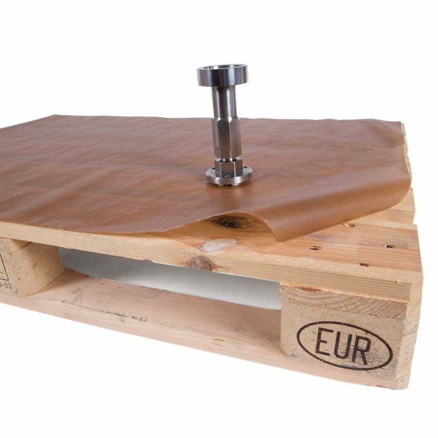 Eignet sich auch als Palettenauflage Palette mit Ölpapier und Metallteil