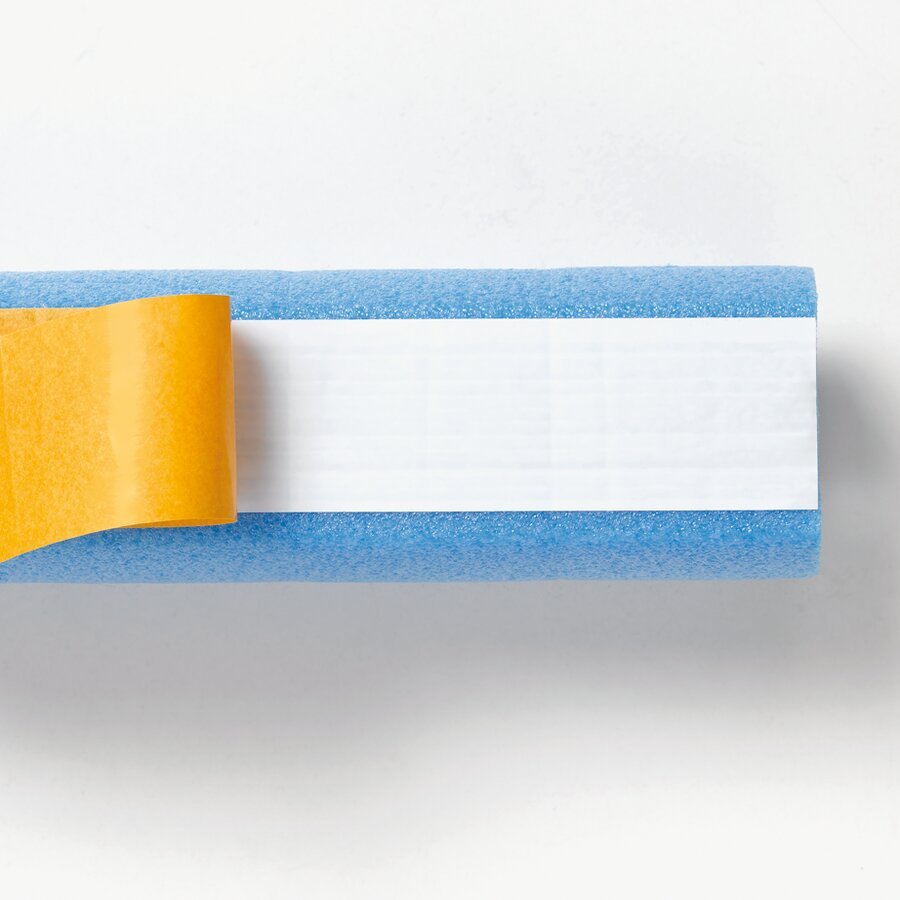 Einfach abziehen und gleichmäßig auf die staubfreie und trockene Oberfläche andrücken Einfach abziehen und gleichmäßig auf die staubfreie und trockene Oberfläche andrücken