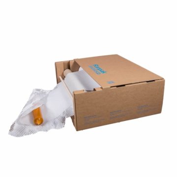 Das gestanzte Kraftpapier wird zusammen mit dem Seidenpapier aus der ExBox gezogen