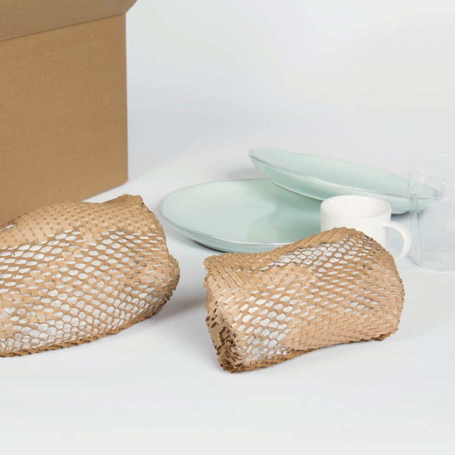 Durch die Wabenstruktur verhakt sich das Papier beim Zusammendrcken, es wird kein Klebeband bentigt