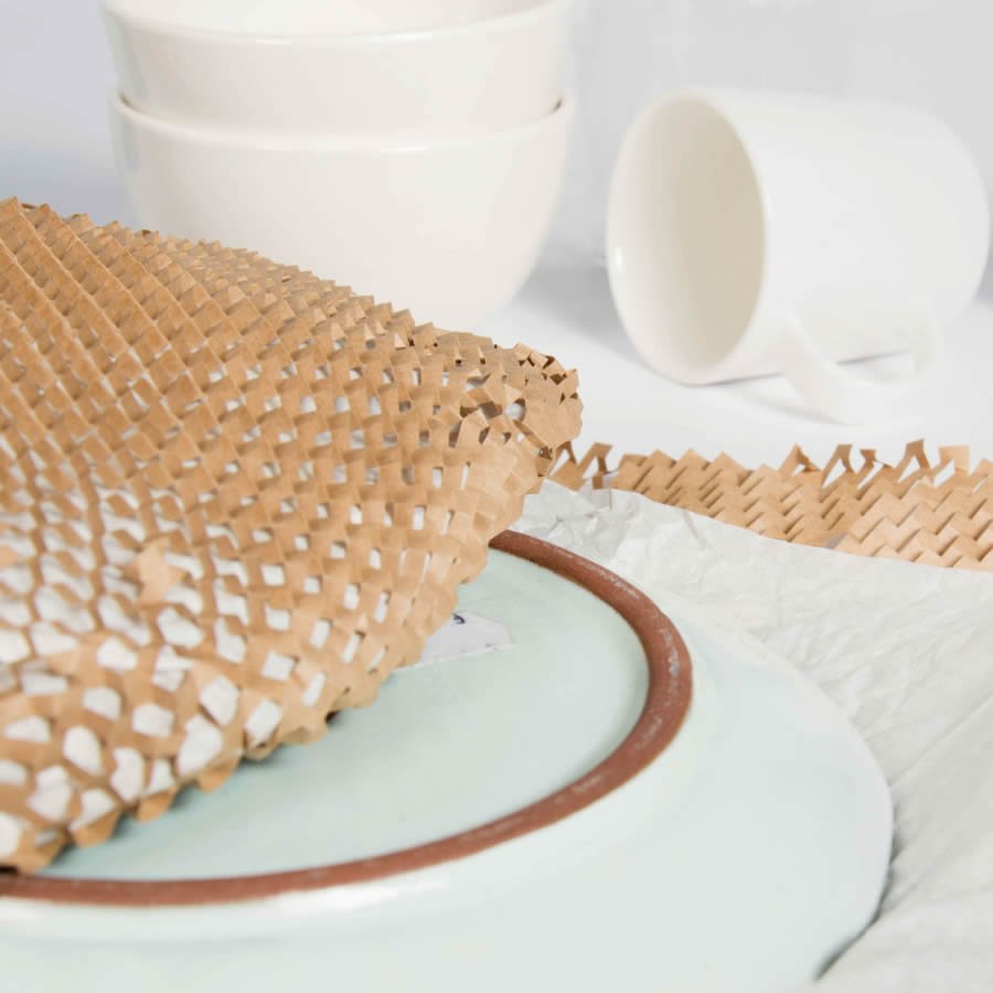 Auch empfindliche Waren wie Glas und Geschirr sind durch die 3D-Honigwabenstruktur sicher gepolstert Auch empfindliche Waren wie Glas und Geschirr sind durch die 3D-Honigwabenstruktur sicher gepolstert