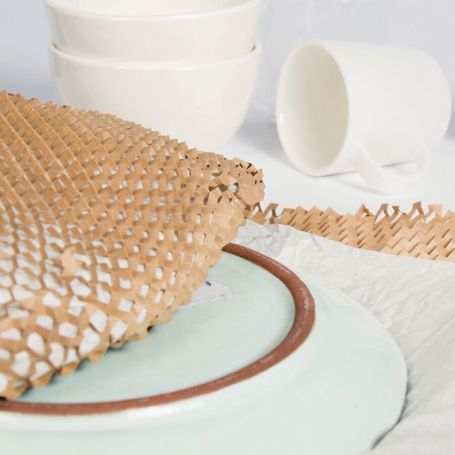 Auch zerbrechliche Waren wie Glas oder Geschirr lassen sich damit sicher verpacken Auch zerbrechliche Waren wie Glas oder Geschirr lassen sich damit sicher verpacken