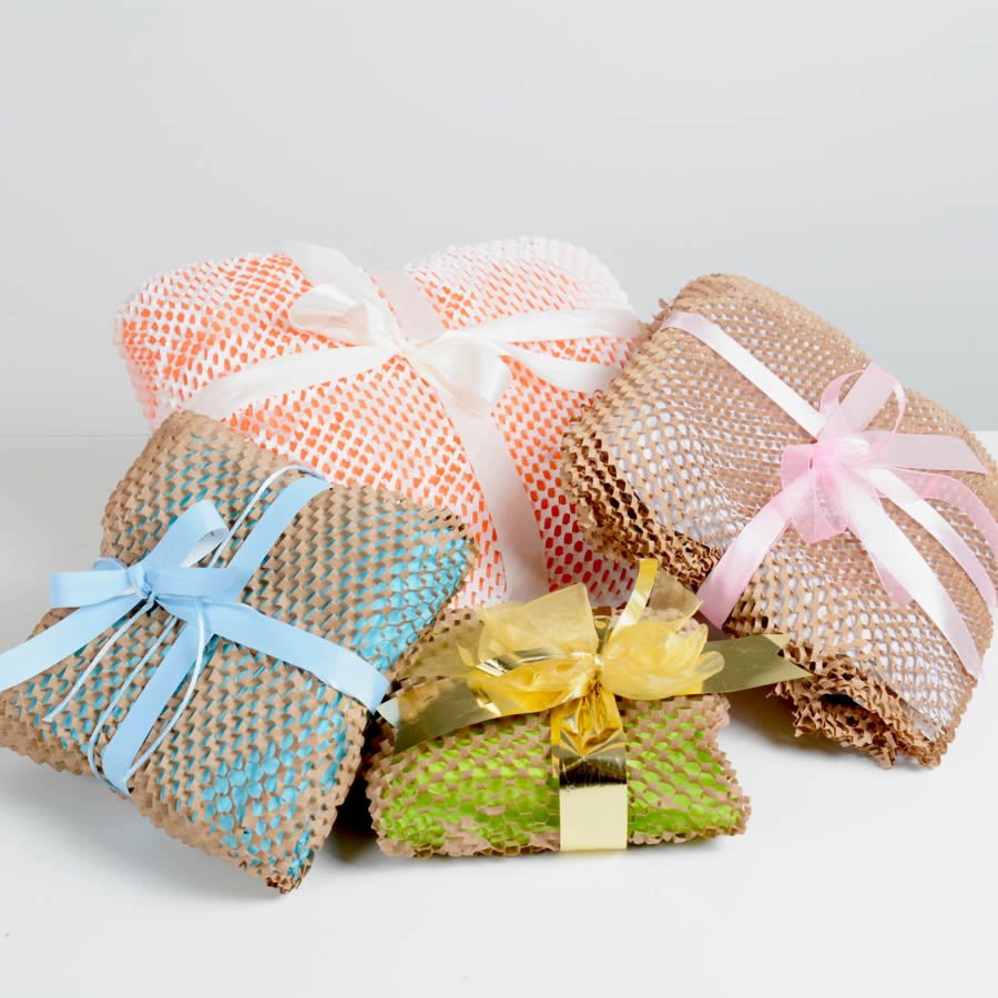 Mit buntem Seidenpapier wird die Polsterverpackung zum Blickfang Mit buntem Seidenpapier wird die Polsterverpackung zum Blickfang