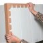 Die Kantenschutzwinkel aus stabiler Vollpappe lassen sich durch die Einkerbungen einfach zu einer Ecke formen Die Kantenschutzwinkel aus stabiler Vollpappe lassen sich durch die Einkerbungen einfach zu einer Ecke formen