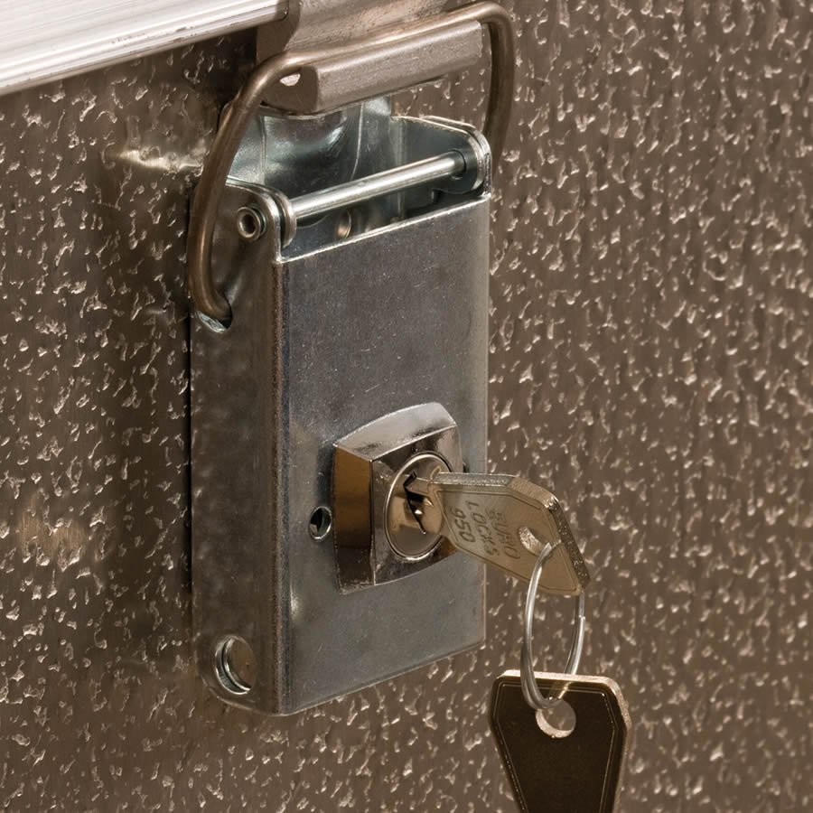 Die stabilen Hebelspannverschlüsse lassen sich optional zusätzlich durch Zylinderschlösser sichern Die stabilen Hebelspannverschlüsse lassen sich optional zusätzlich durch Zylinderschlösser sichern