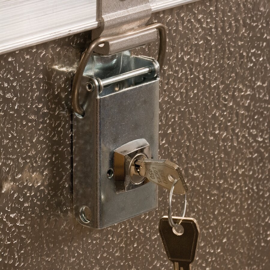 Die stabilen Hebelspannverschlüsse lassen sich optional zusätzlich durch Zylinderschlösser sichern Die stabilen Hebelspannverschlüsse lassen sich optional zusätzlich durch Zylinderschlösser sichern