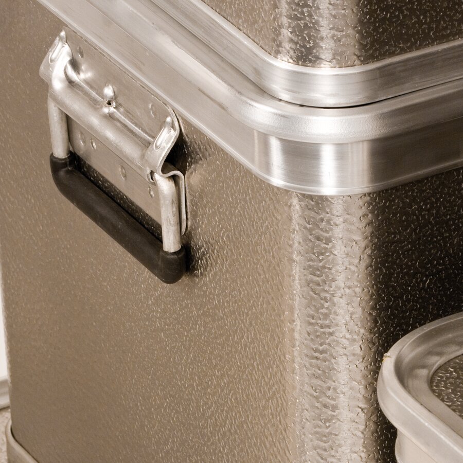 Über die kunststoffummantelten Tragegriffe lassen sich die Aluboxen bequem transportieren Über die kunststoffummantelten Tragegriffe lassen sich die Aluboxen bequem transportieren