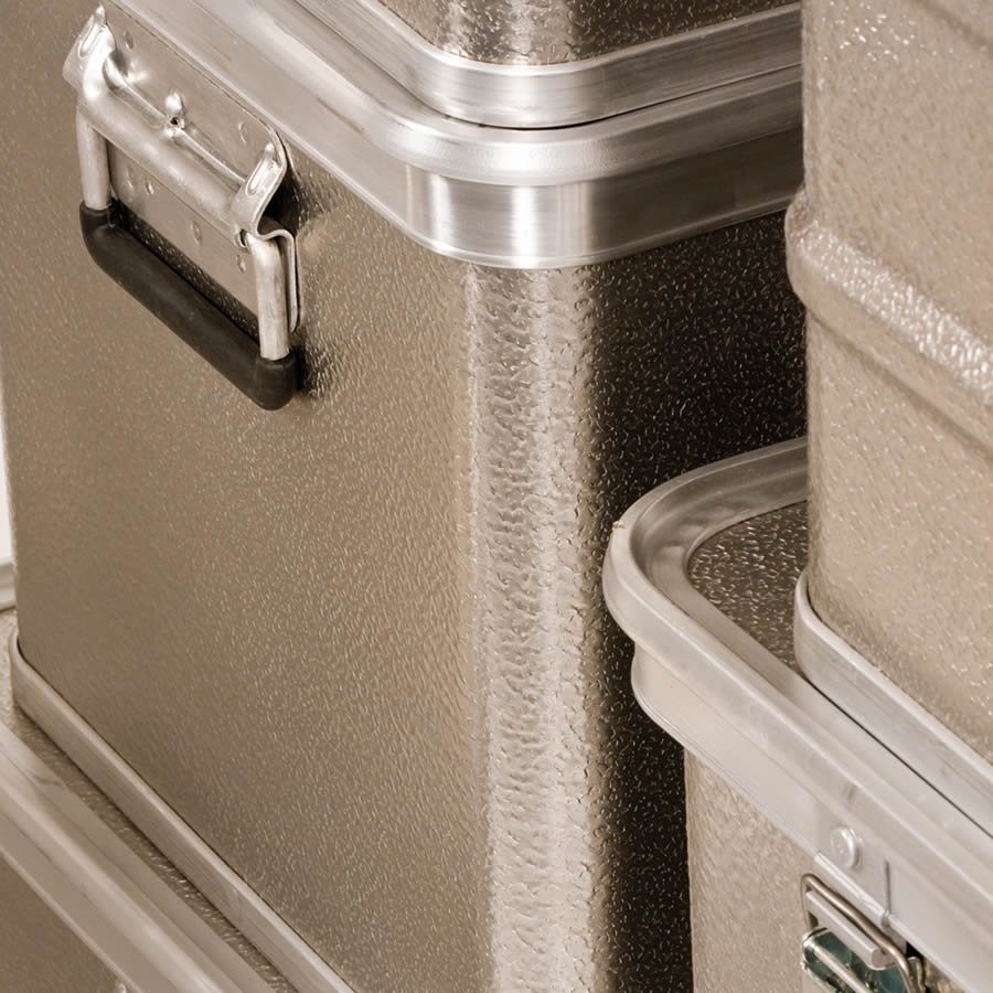 Über die kunststoffummantelten Tragegriffe lassen sich die Aluboxen bequem transportieren Über die kunststoffummantelten Tragegriffe lassen sich die Aluboxen bequem transportieren